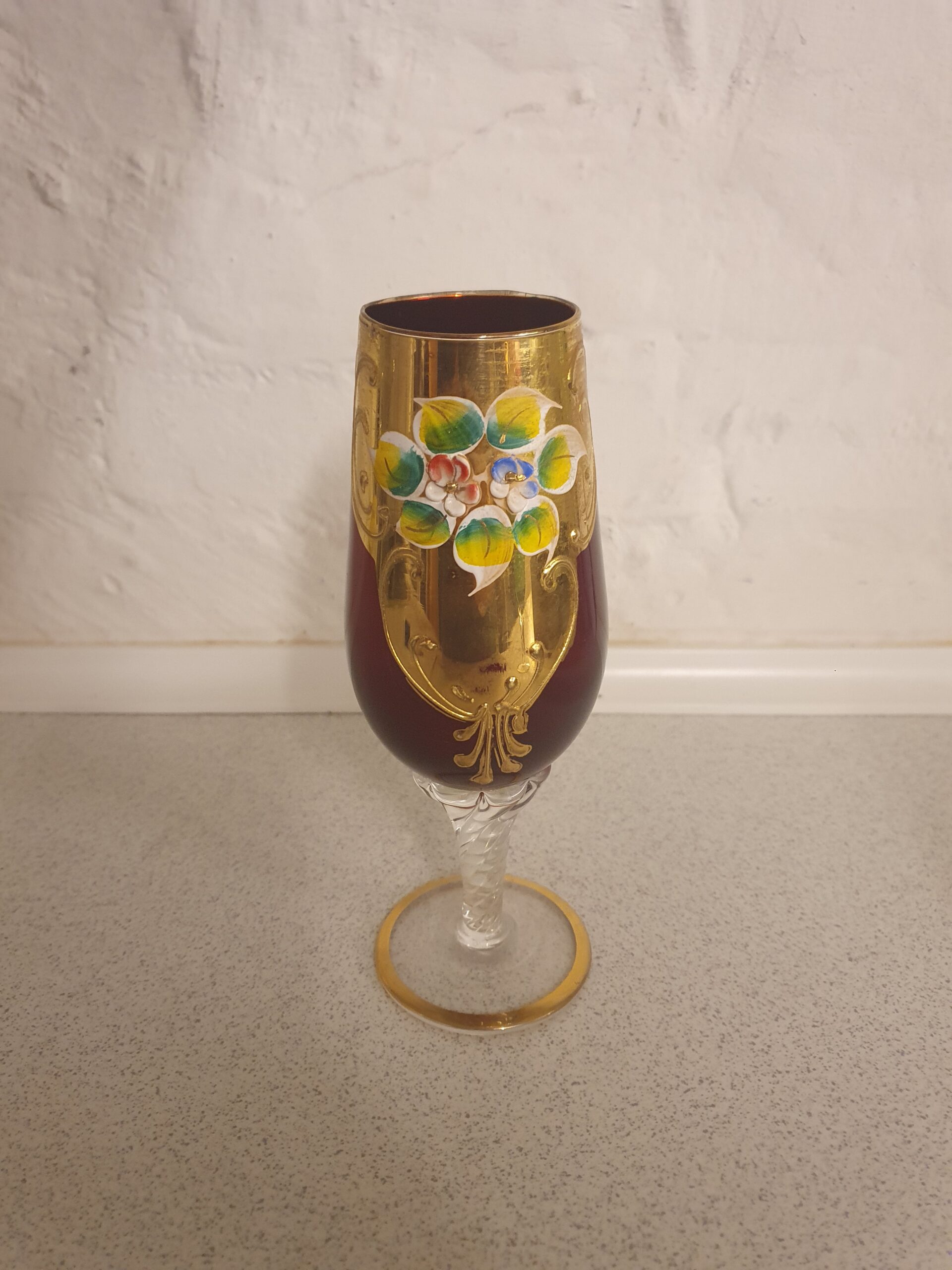 Bemalet rødt glas