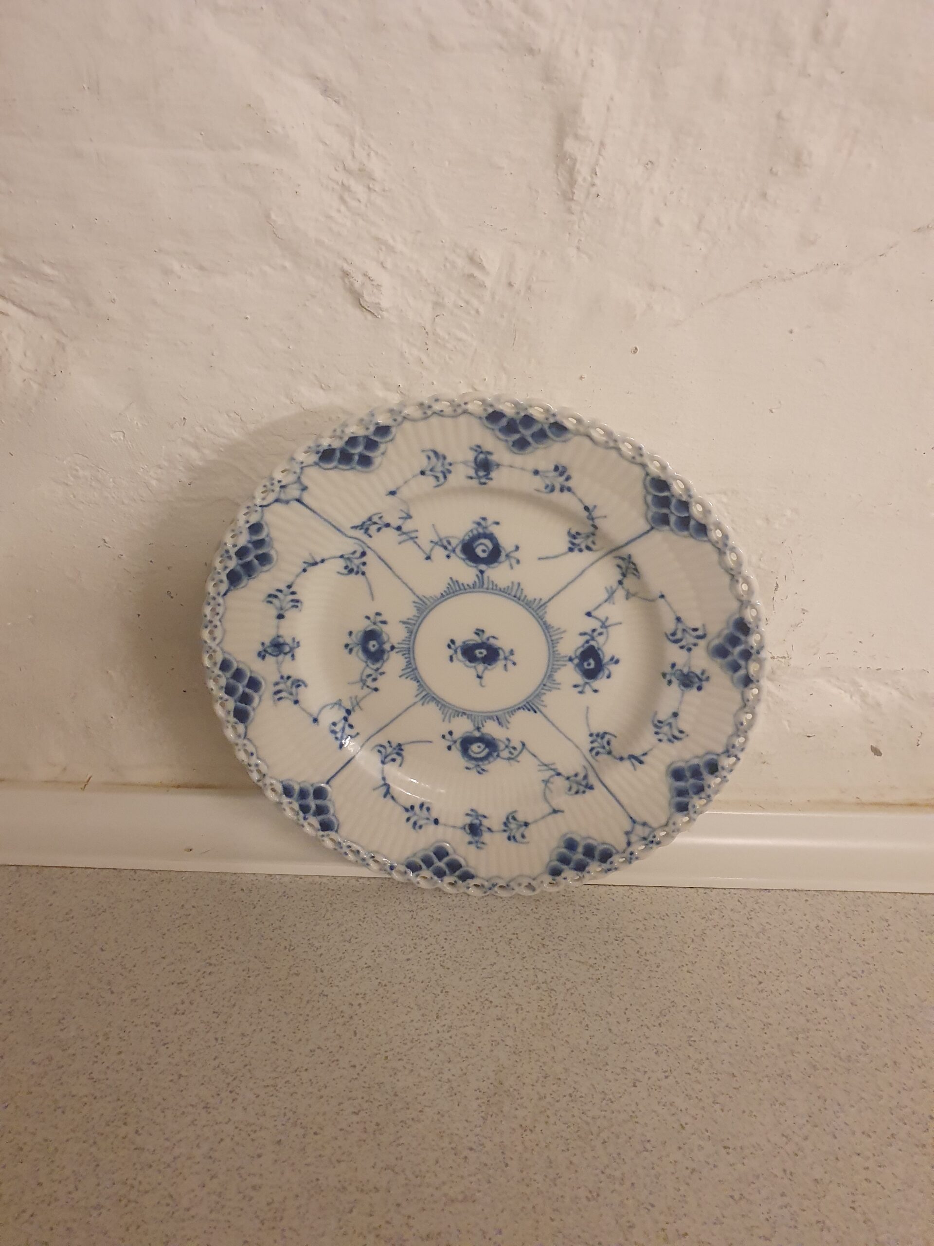 Musselmalet helblonde kagetallerken