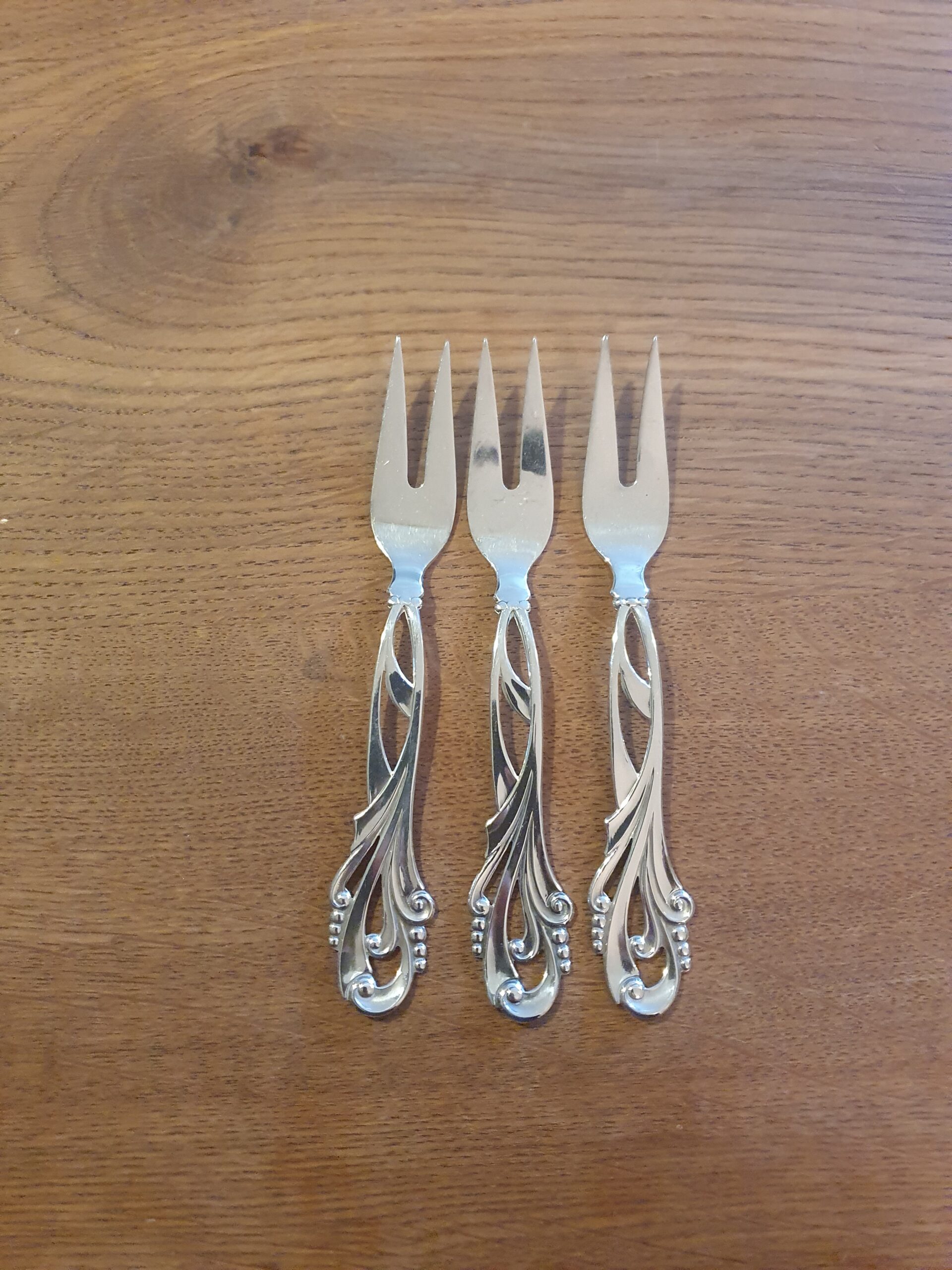 Ornamental pålægsgafler i pletsølv