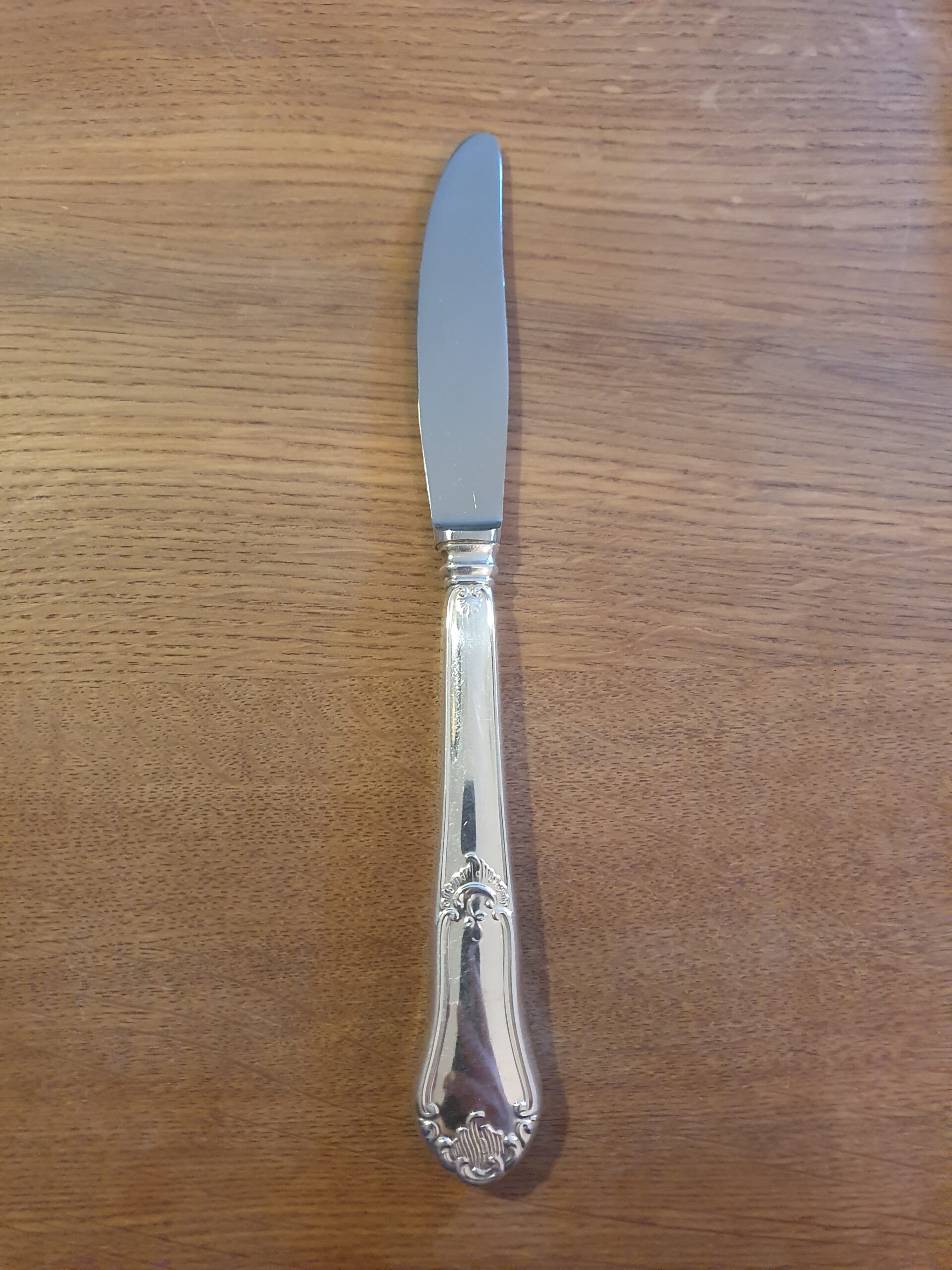 Kniv i sølv mærket 830