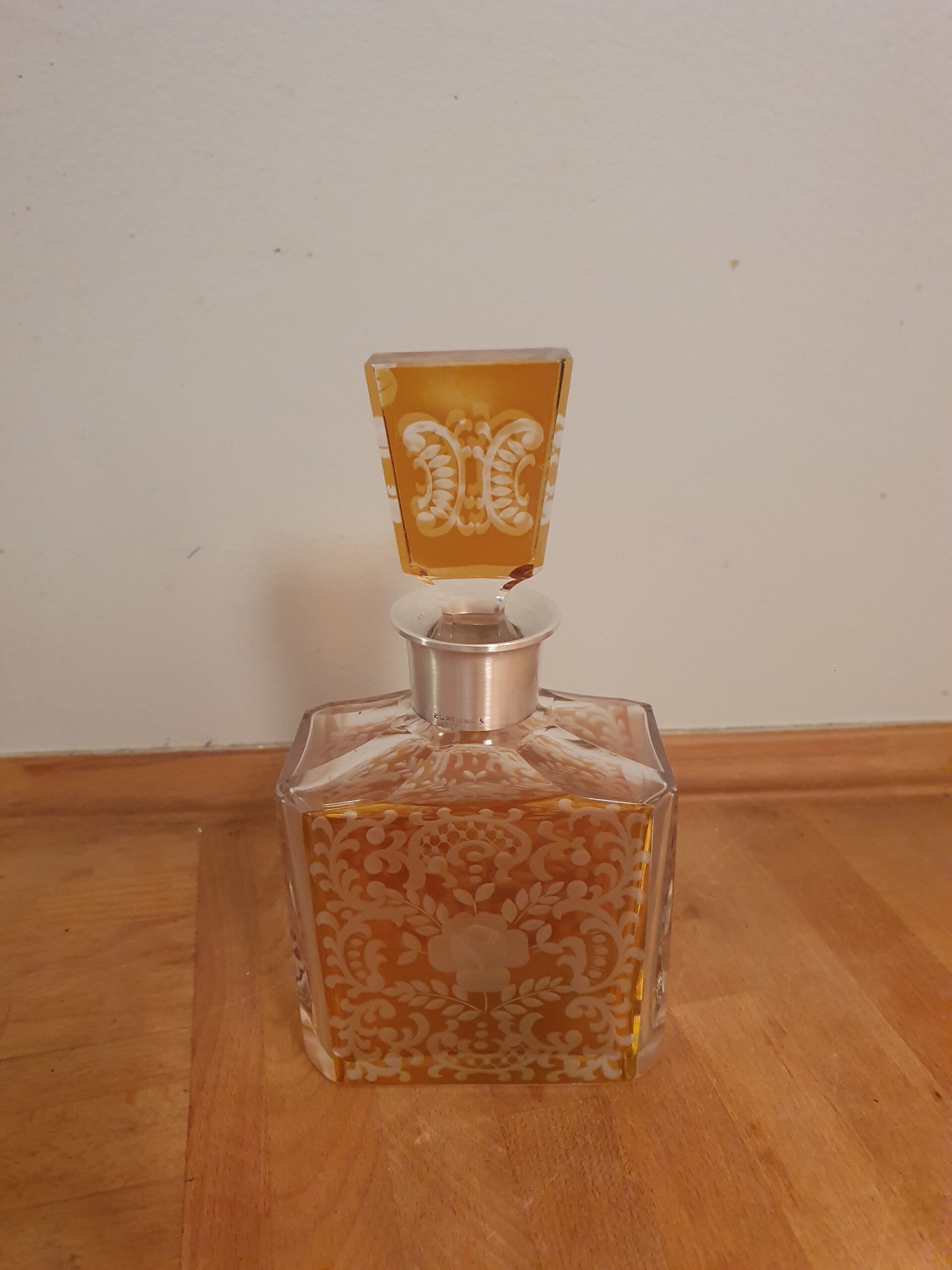 Karaffel med sølvhals