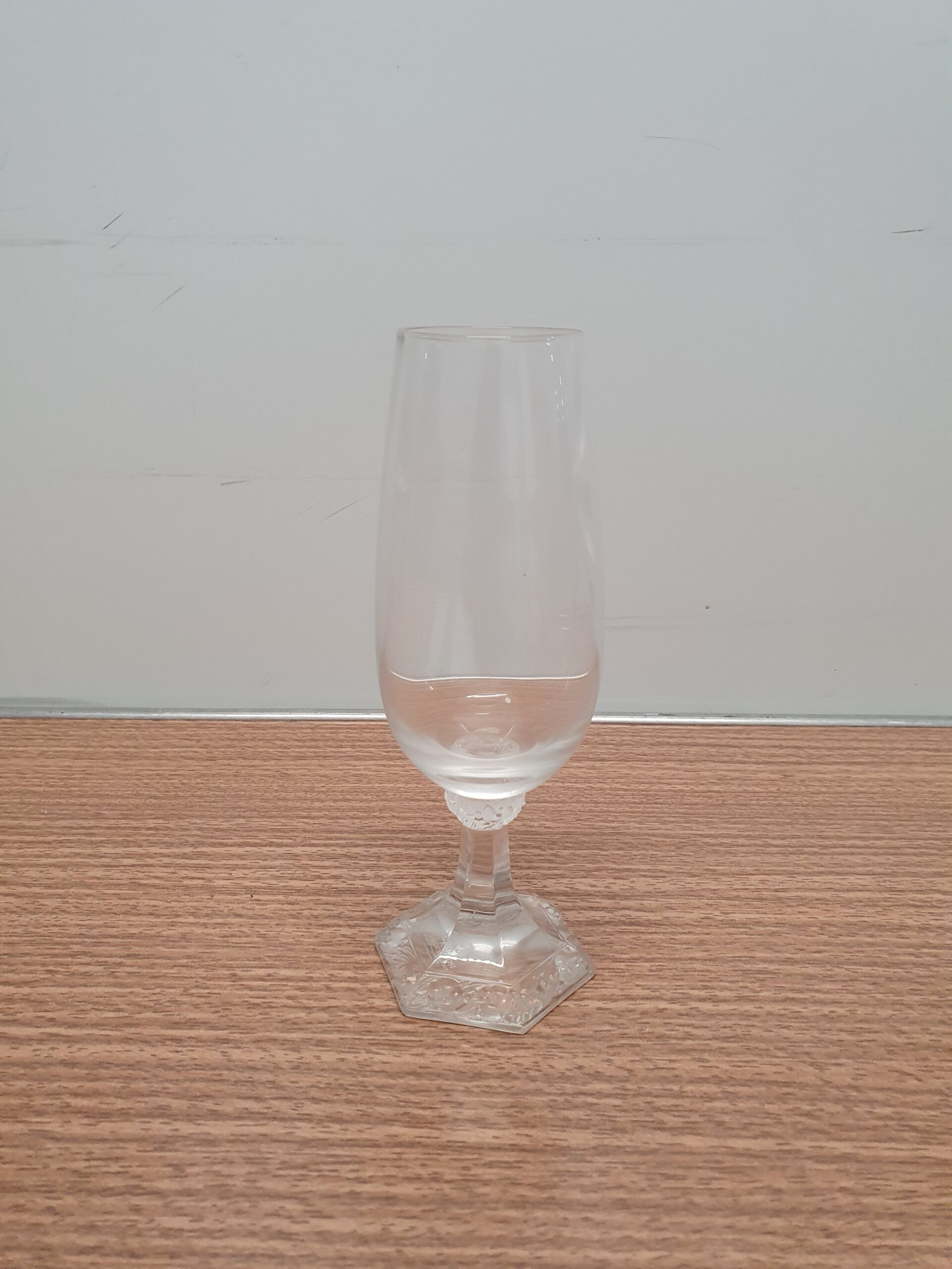 Glas med seks kantet fod