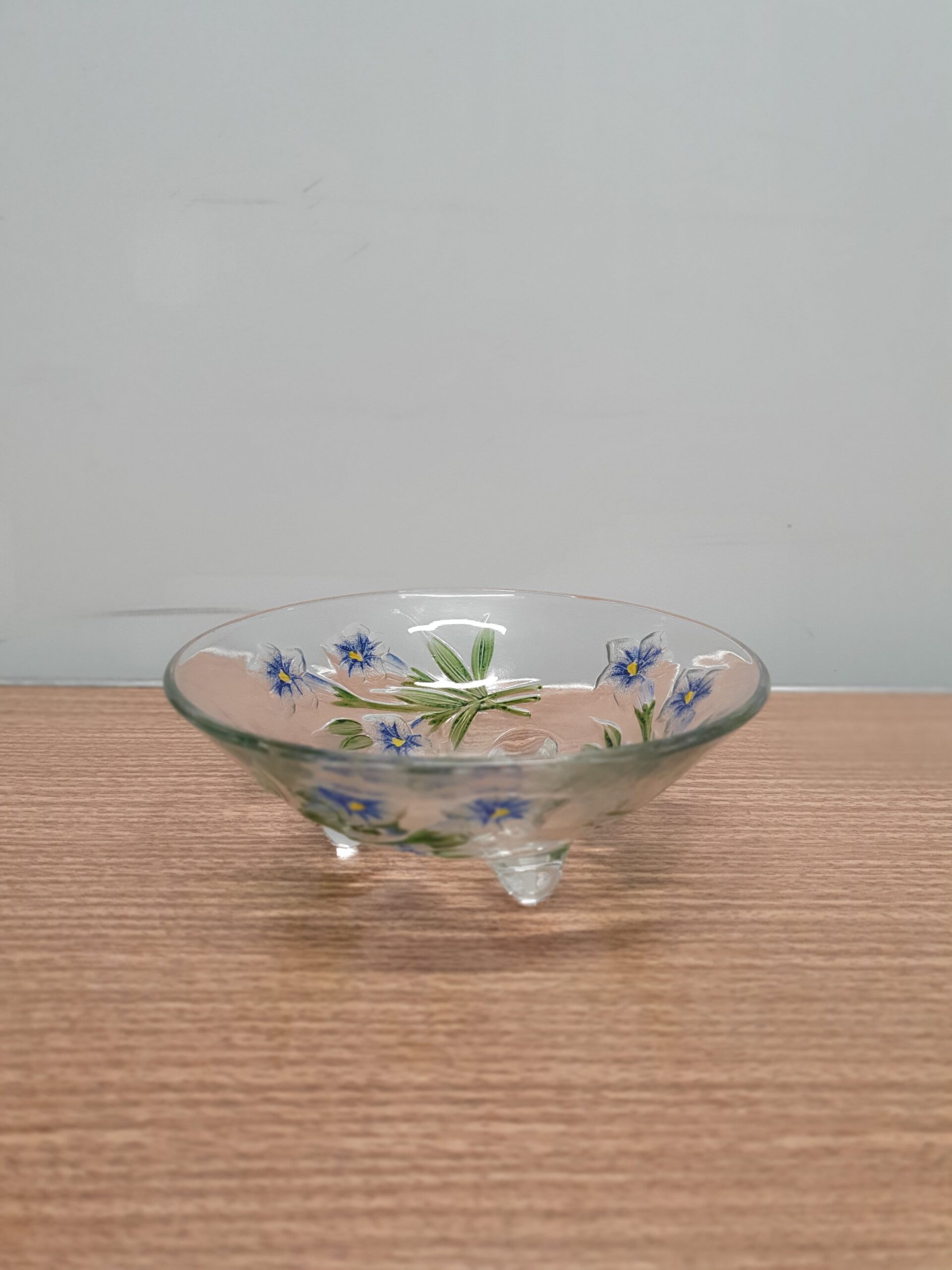Skål i glas med malet blomster