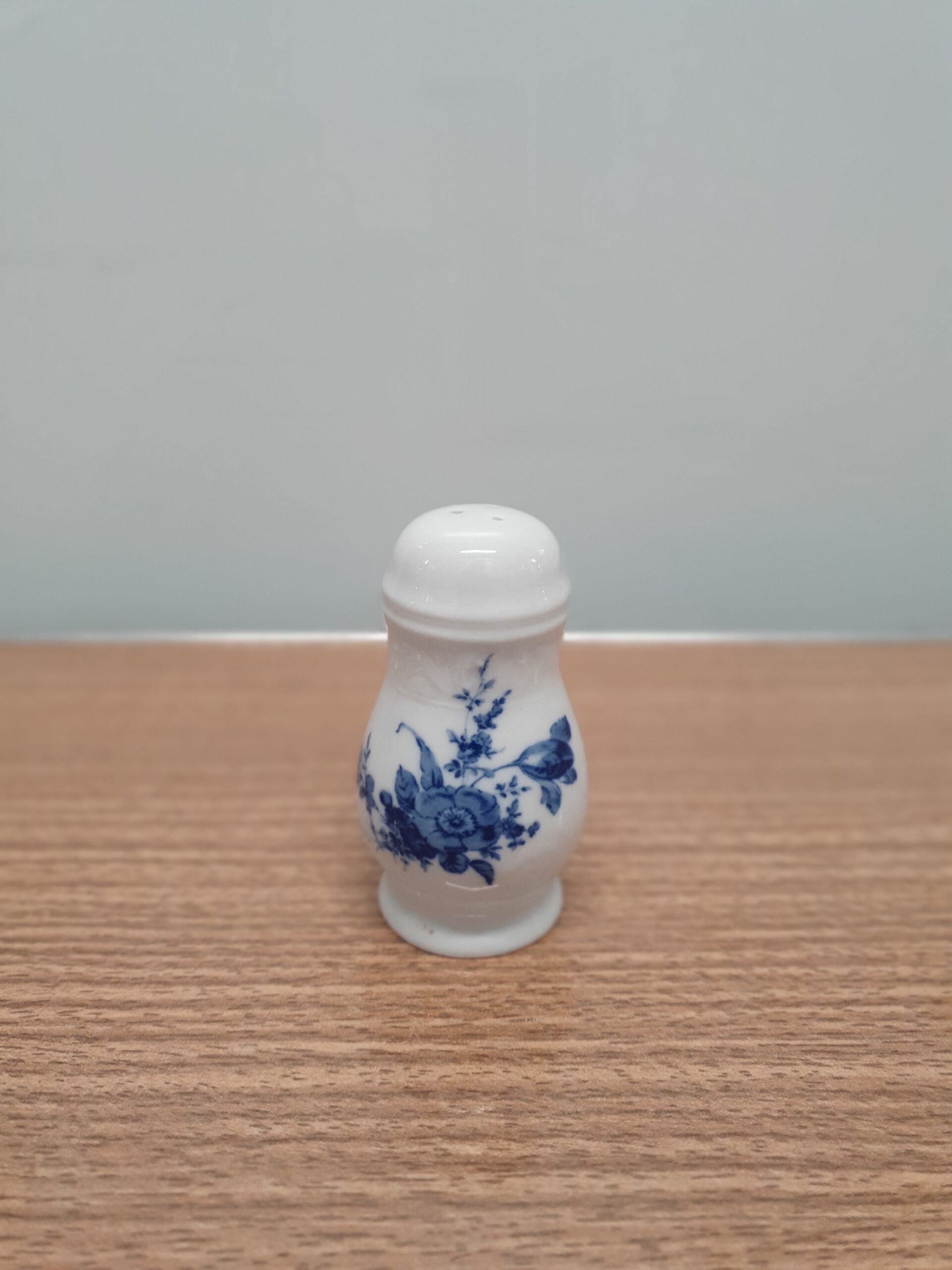 Saltbøsse i engelsk porcelæn