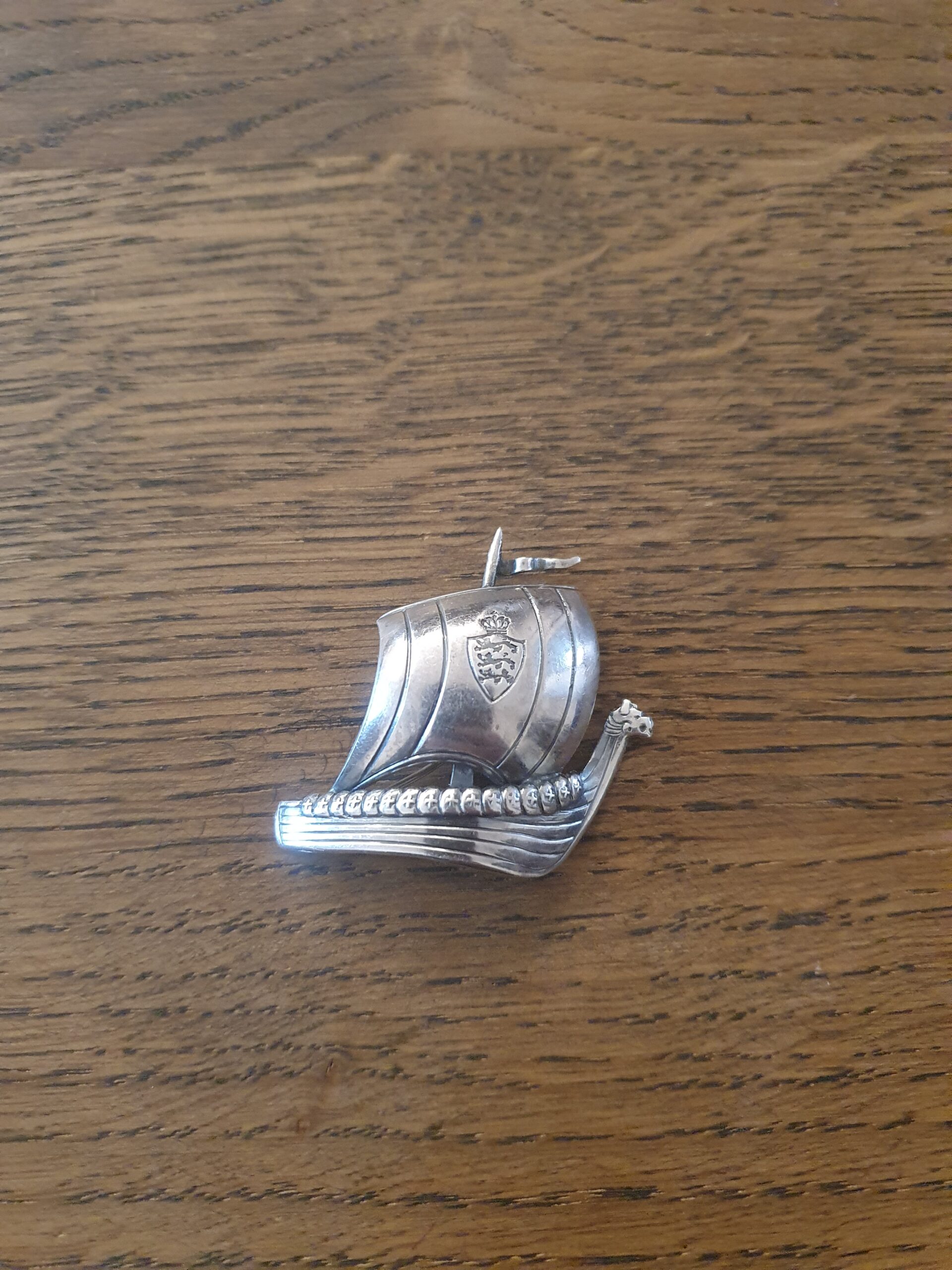 Sølvbroche udformet som vikingeskib